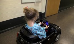 فیلم/ بیمارستانی که کودکان در آن با ماشین کنترلی به اتاق عمل می‌روند