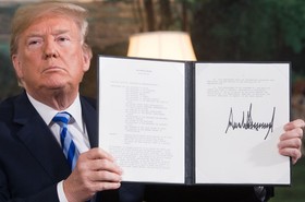 رمزگشایی از امضای عجیب ترامپ