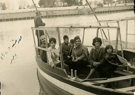 قایق‌سواری نوه و نتیجه ناصرالدین شاه در بابلسر/عکس