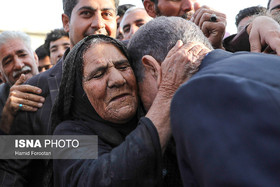 اسحاق جهانگیری در آغوش خاله خود در زادگاهش/عکس