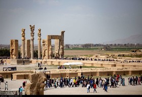 گزارش تصویری از بازدید مسافران نوروزی از تخت جمشید