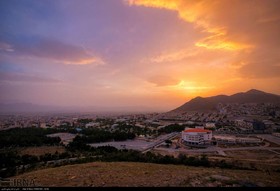 نمایی از بام ایران شهرکرد در زمان غروب خورشید به همراه چشم اندازی از شهر شهرکرد