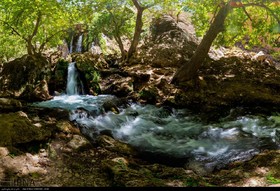 آبشار آتشگاه واقع در شهرستان لردگان سر منشا رودخانه خرسان و یکی از سرچشمه های رودخانه کارون