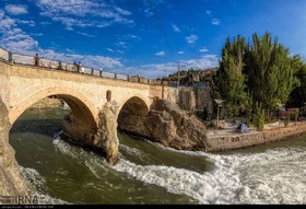 پل تاریخی زمان خان بر روی رودخانه زاینده در شهرستان سامان