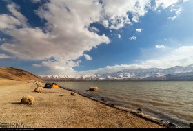 تالاب چغاخور واقع در شهرستان بروجن یک مکان گردشگری بی نطیر به همراه نمایی از کوه کلار