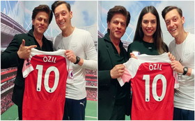 عکس|پادشاه بالیوود پیراهن توپچی‌ها را هدیه گرفت