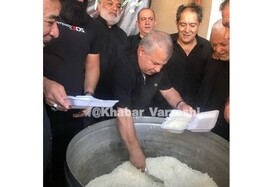 عکس|علی پروین پای دیگ نذری