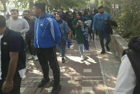 عکس|تجمع استقلالی‌ها مقابل مجلس