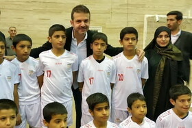 عکس یادگاری استراماچونی با بچه‌های کار در کنگره کلینیک فوتبال