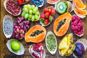 میوه را جایگزین شیرینی و شکلات کنید/ خطر قند و چربی اضافی