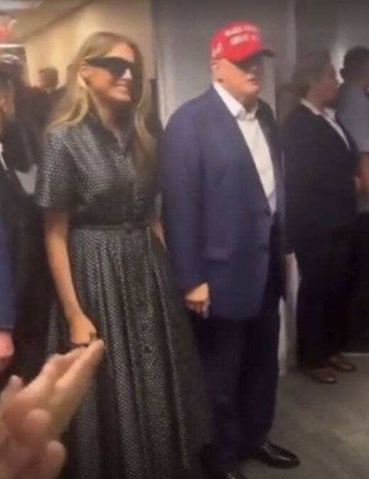 زنی که ترامپ را همراهی میکند، ملانیا نیست!