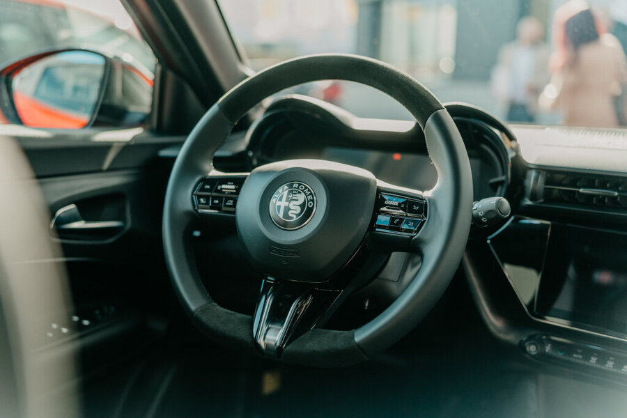 مشخصات و قیمت خودروی برقی آلفارومئو جونیور را ببینید