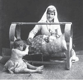 زنی کنار گهواره، کردستان