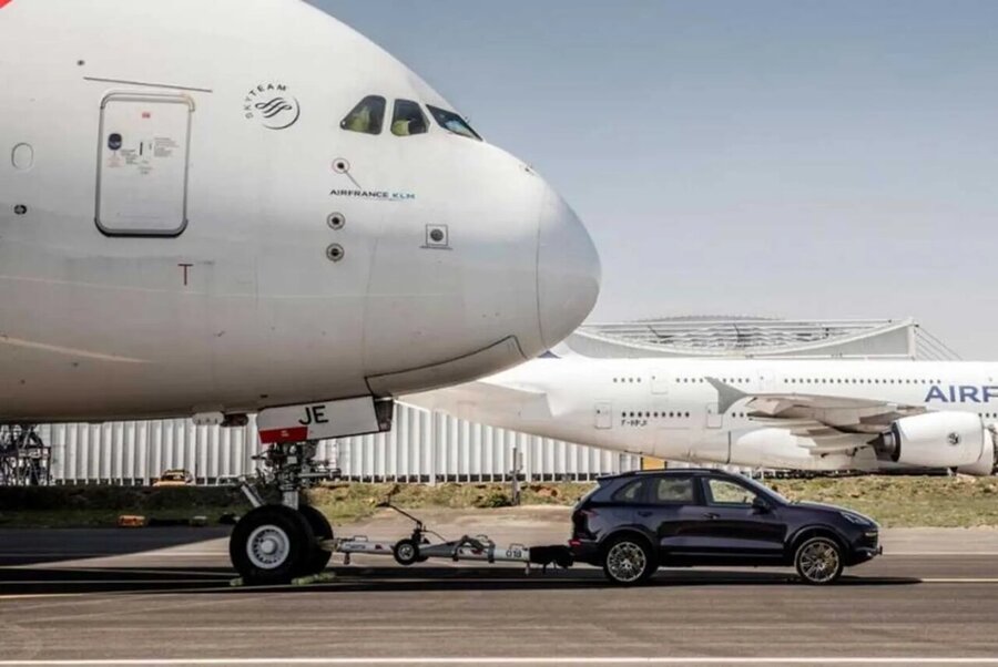 چهار خودرویی که با بکسل کردن هواپیماهای مسافربری شگفتی آفریدند