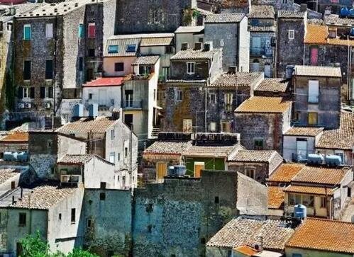 شهری که تنها با یک یورو میتوانید خانه دار شوید!