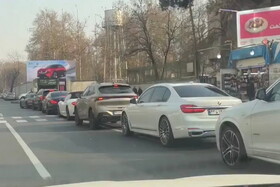 صف طولانی خودروهای لوکس برای خرید بنزین ۸۰ هزار تومانی