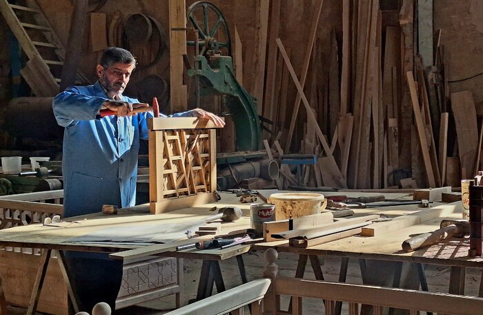 تلفیق هندسه چوب و رنگ در گره‌چینی اصفهان + تصاویر