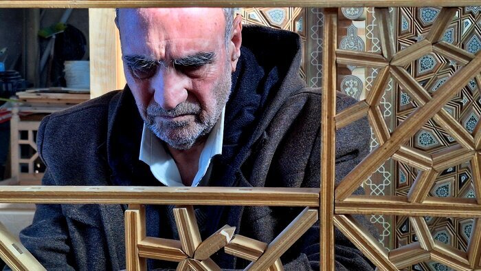 تلفیق هندسه چوب و رنگ در گره‌چینی اصفهان + تصاویر