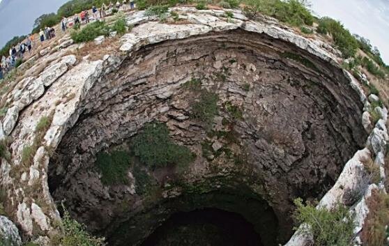 گودال شیطان؛ گودالی ترسناک با میلیون‌ها خفاش