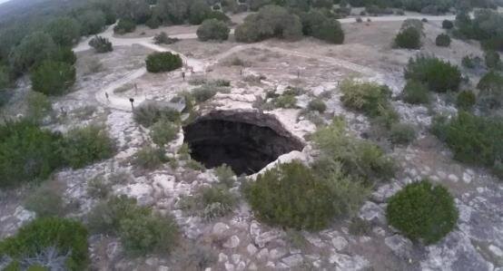 گودال شیطان؛ گودالی ترسناک با میلیونها خفاش