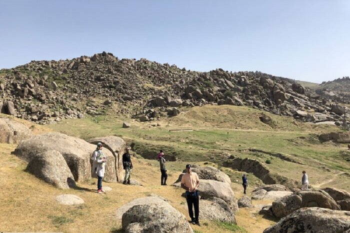 دیوهای سنگی در روستای خورنج پیرانشهر + تصاویر