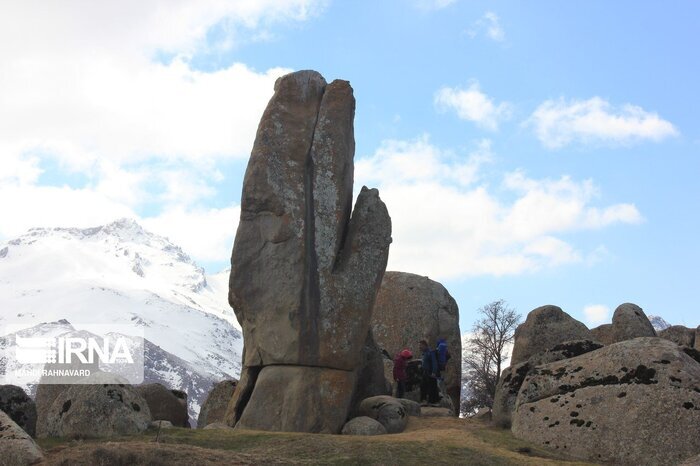دیوهای سنگی در روستای خورنج پیرانشهر + تصاویر