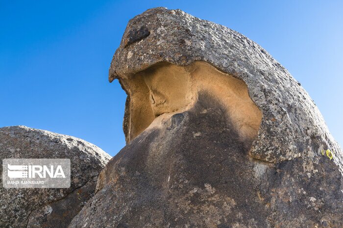 دیوهای سنگی در روستای خورنج پیرانشهر + تصاویر