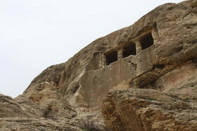 دخمه سنگی با عظمت پدر اولین پادشاه ماد در فخریگاه مهاباد