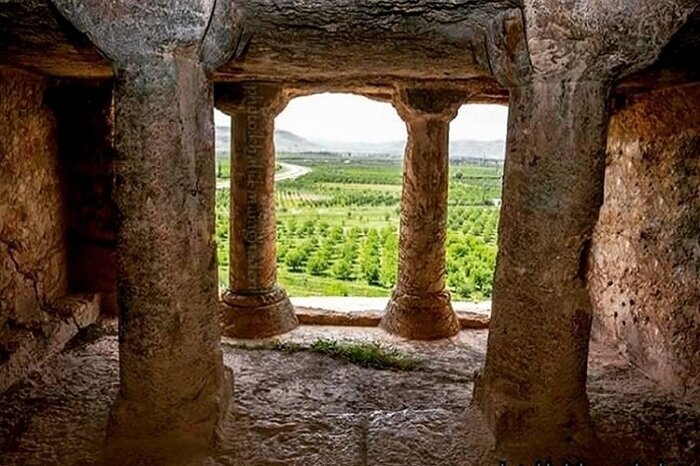 دخمه سنگی با عظمت پدر اولین پادشاه ماد در فخریگاه مهاباد 