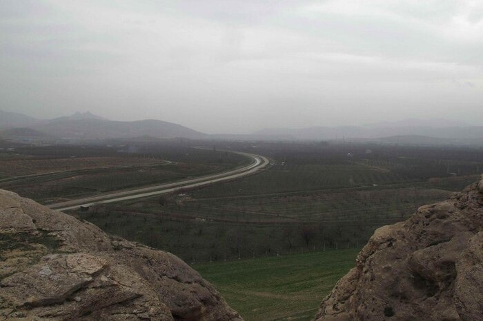 دخمه سنگی با عظمت پدر اولین پادشاه ماد در فخریگاه مهاباد