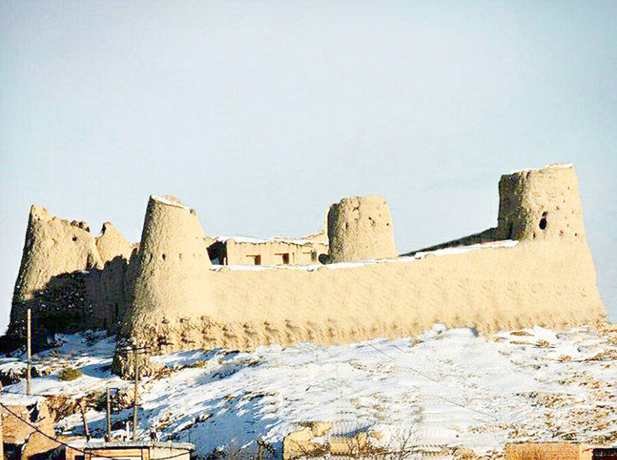 بنای تاریخی تخت خلیل در روستای گردشگری کاج