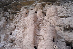 انبارهای صخره‌ای ۸۰۰ ساله گندم روستای زید استان ایلام