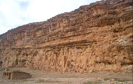 انبارهای صخرهای ۸۰۰ ساله گندم روستای زید استان ایلام