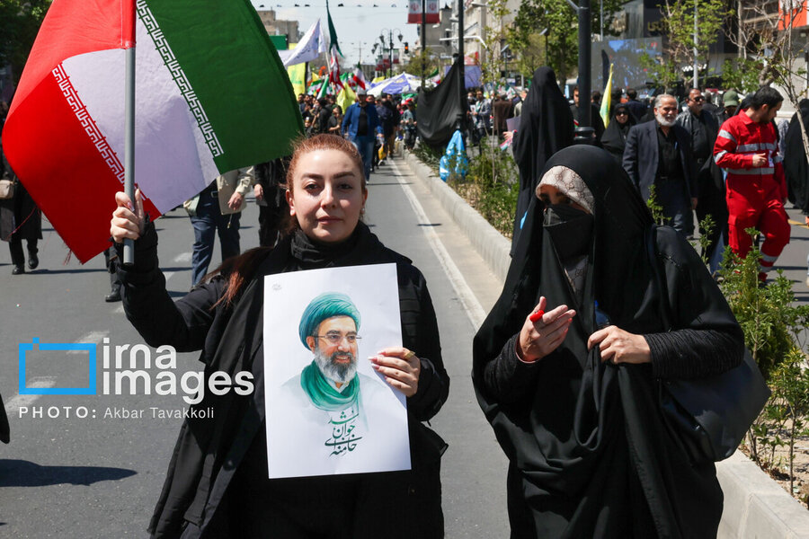 پوشش های متفاوت زنان در مراسم چهلم رهبر شهید