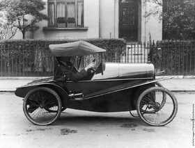 ۱۹۱۶. رانندگی با یک خودروی سبک کاردن (Carden Lightcar) بسیار قدیمی در امتداد خیابان