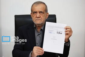 تصویر امضای تفاهم‌نامه پایان جنگ توسط پزشکیان