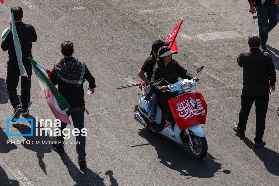پوشش متفاوت برخی زنان در مراسم تشییع پیکر رهبر شهید انقلاب
