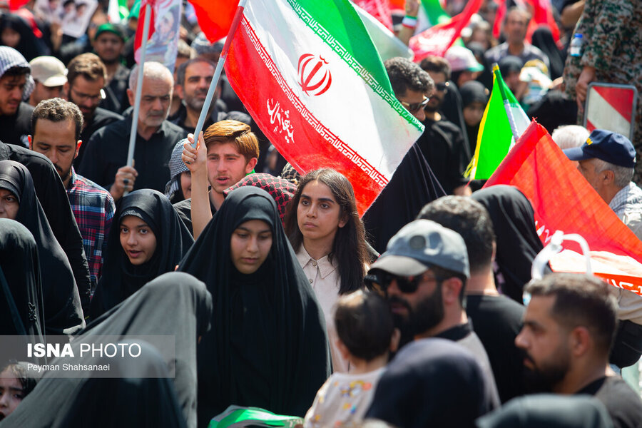 پوشش متفاوت برخی زنان در مراسم تشییع پیکر رهبر شهید انقلاب